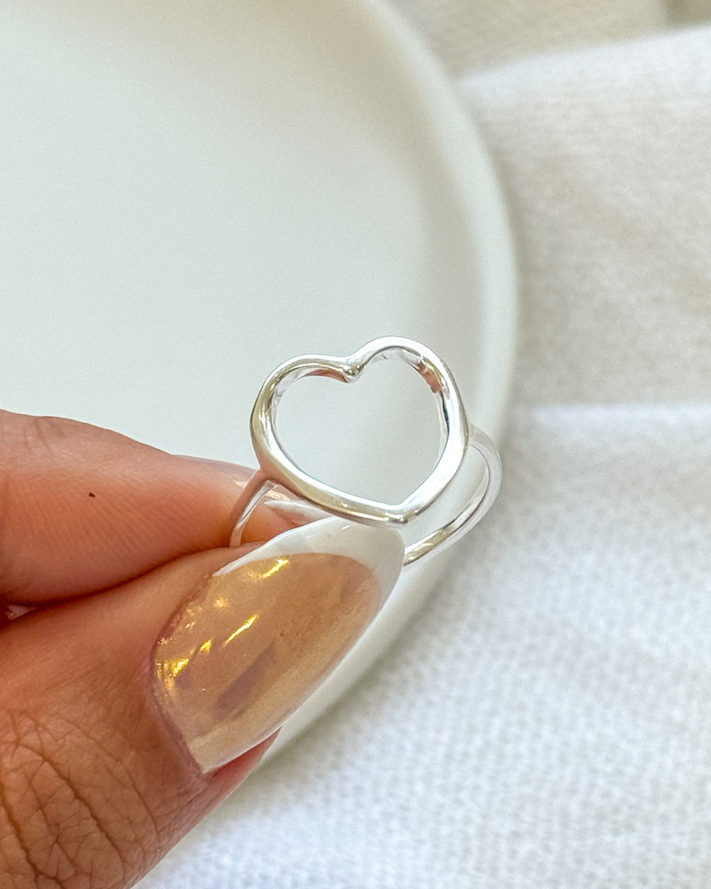 Anel Regulável Coração Vazado - Semijoia Banhado a Prata