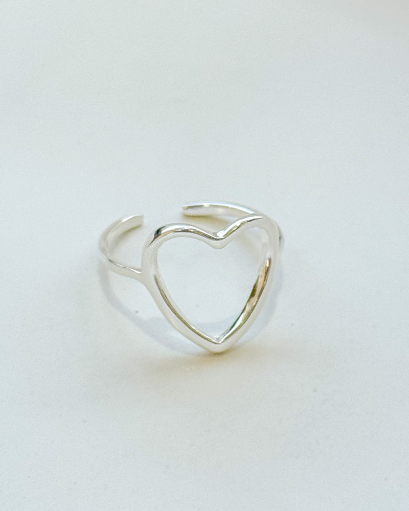 Anel Regulável Coração Vazado - Semijoia Banhado a Prata