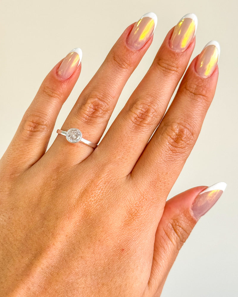 Anel Regulável Solitário Redondo - Semijoia Banhado a Prata