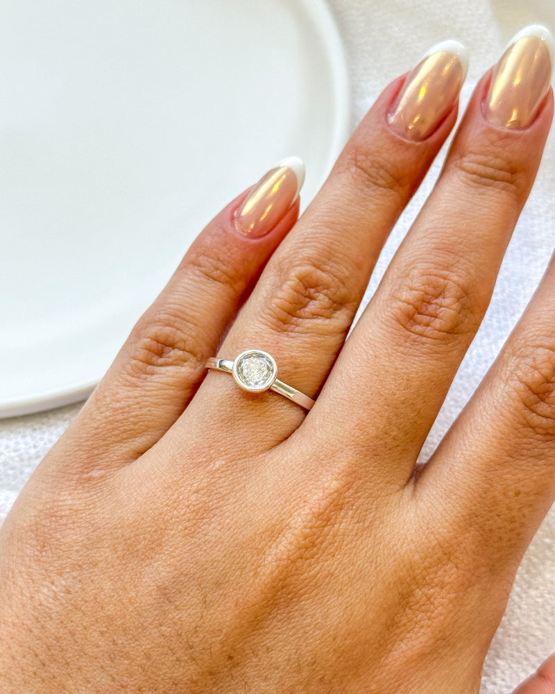 Anel Regulável Solitário Redondo - Semijoia Banhado a Prata