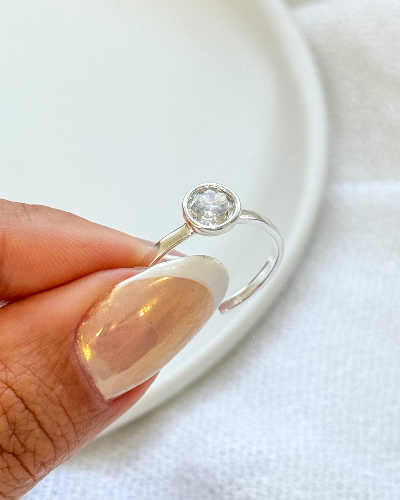 Anel Regulável Solitário Redondo - Semijoia Banhado a Prata