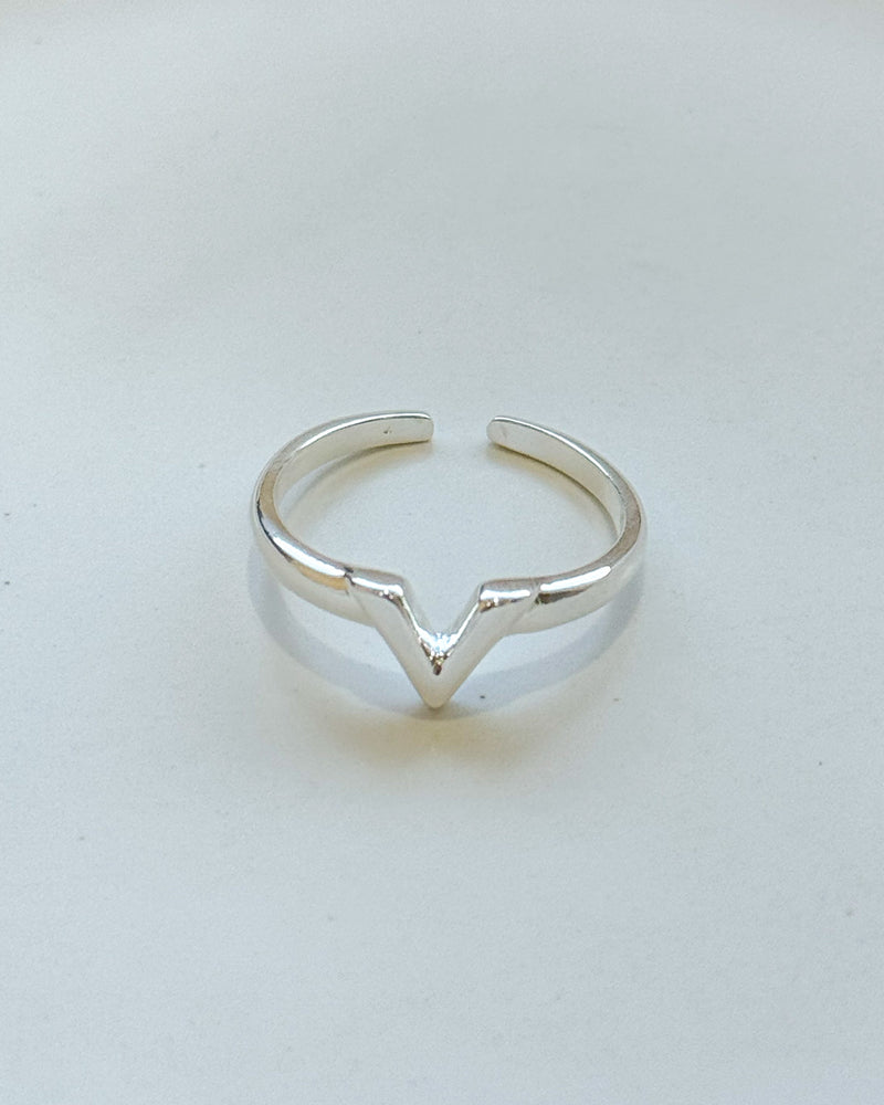Anel Regulável V - Semijoia Banhado a Prata