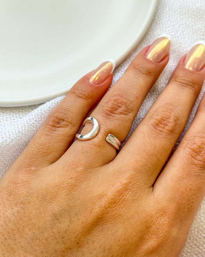 Anel Regulável Oval Vazado - Semijoia Banhado a Prata