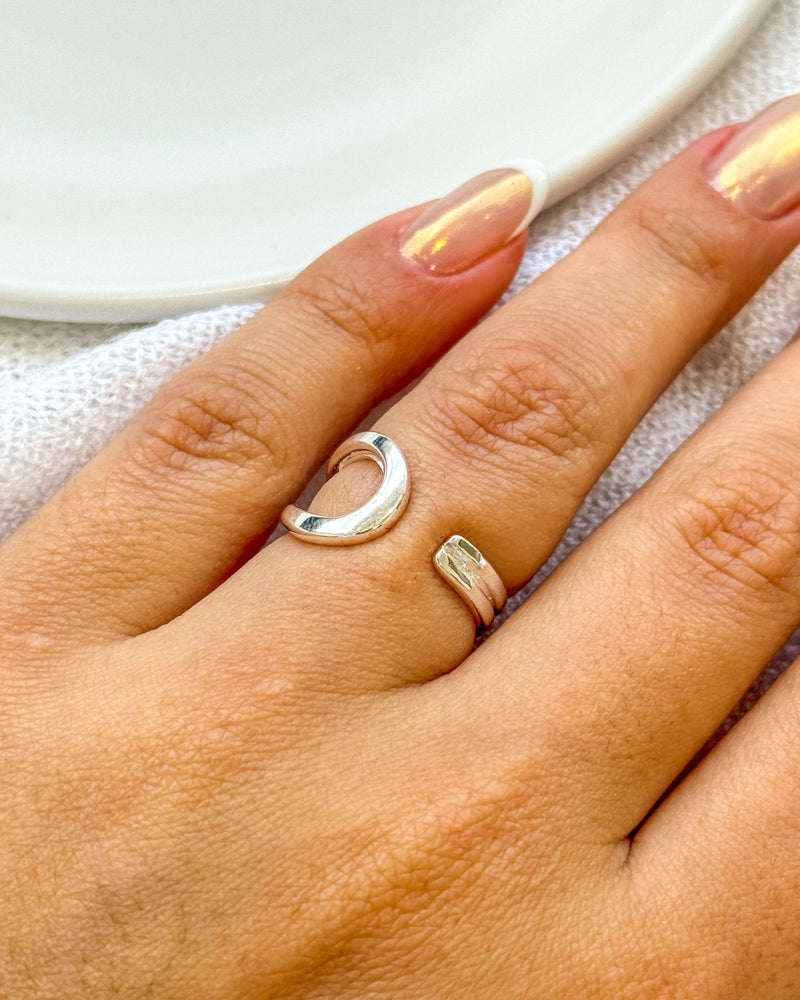 Anel Regulável Oval Vazado - Semijoia Banhado a Prata