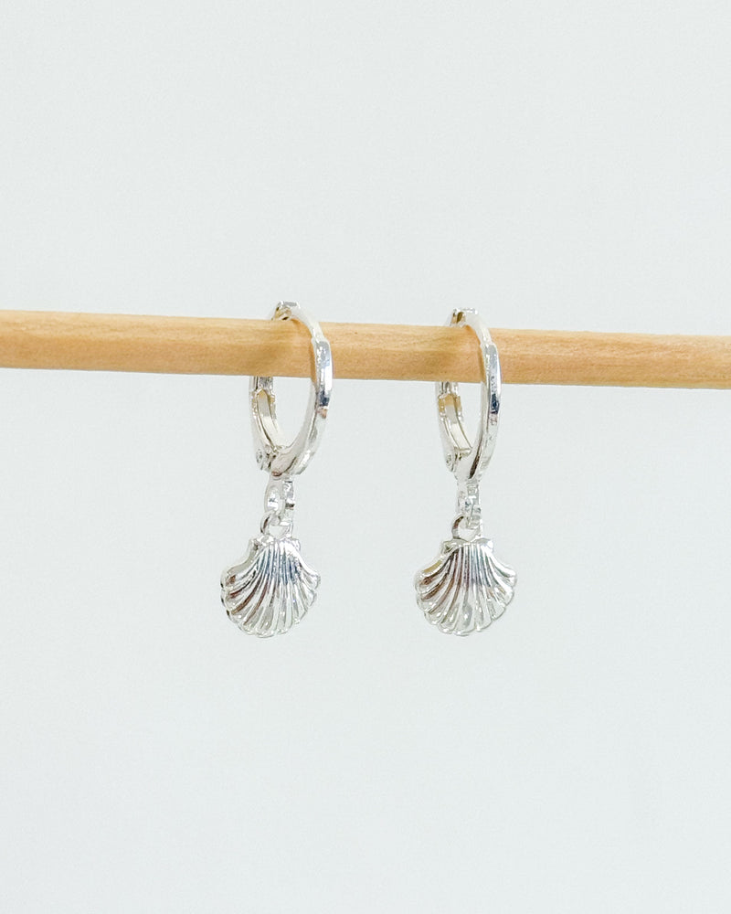 Argolinha com Pingente Concha - Semijoia Banhado a Prata