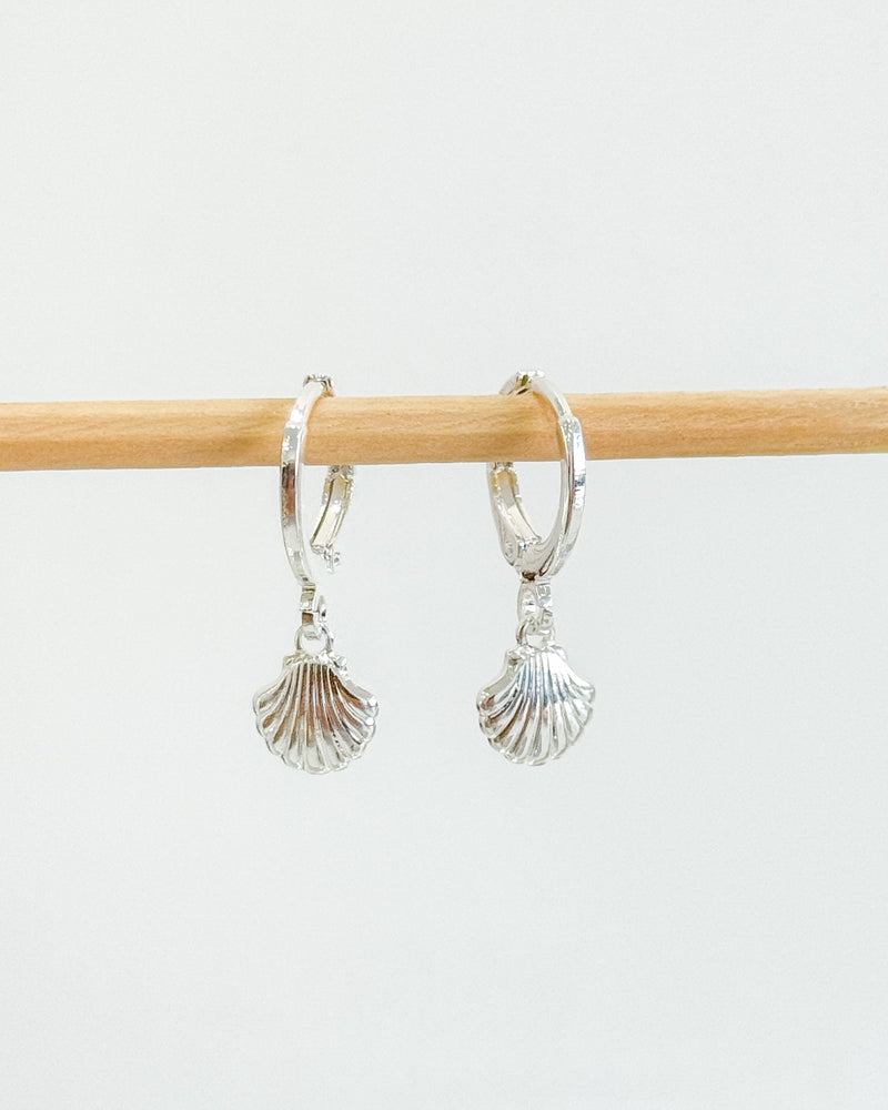 Argolinha com Pingente Concha - Semijoia Banhado a Prata