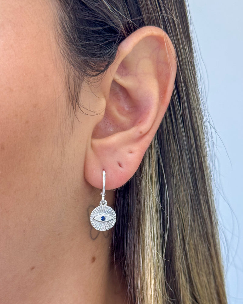 Argolinha com Pingente Medalha Olho Grego - Semijoia Banhado a Prata