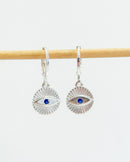 Argolinha com Pingente Medalha Olho Grego - Semijoia Banhado a Prata