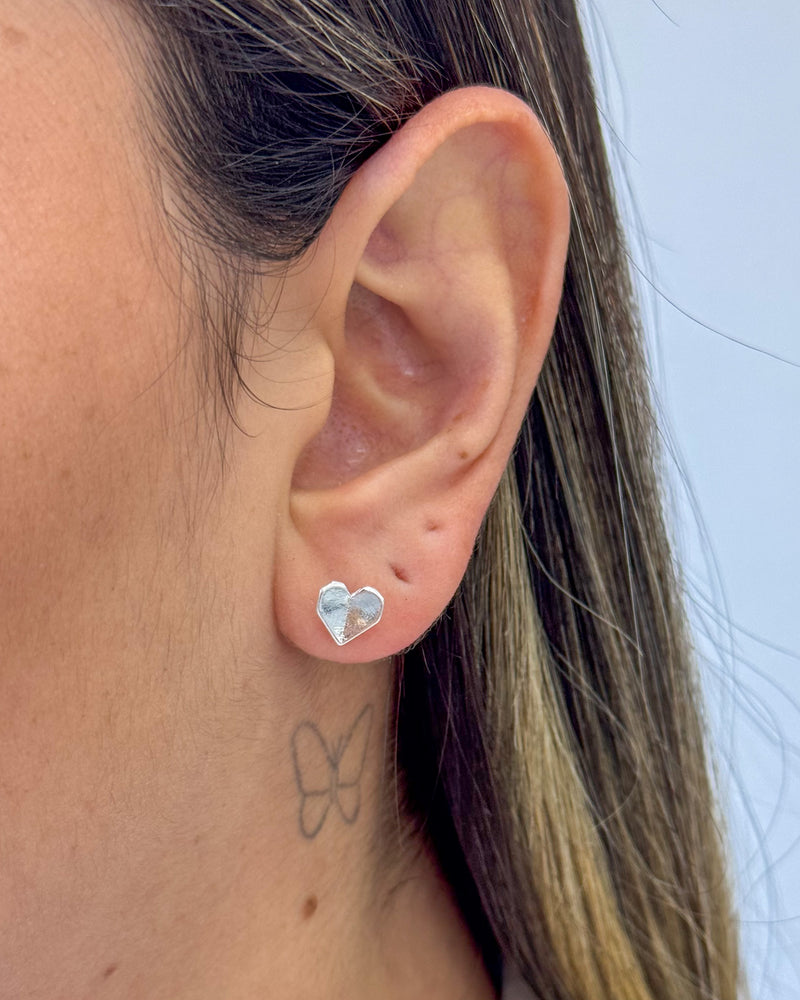 Brinco Coração Origami - Semijoia Banhado a Prata