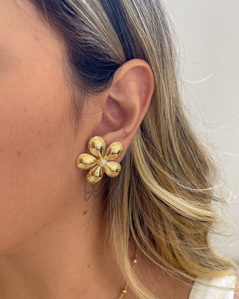 Brinco Max Flor Com Pérola - Semijoia Banhado em Ouro 18k