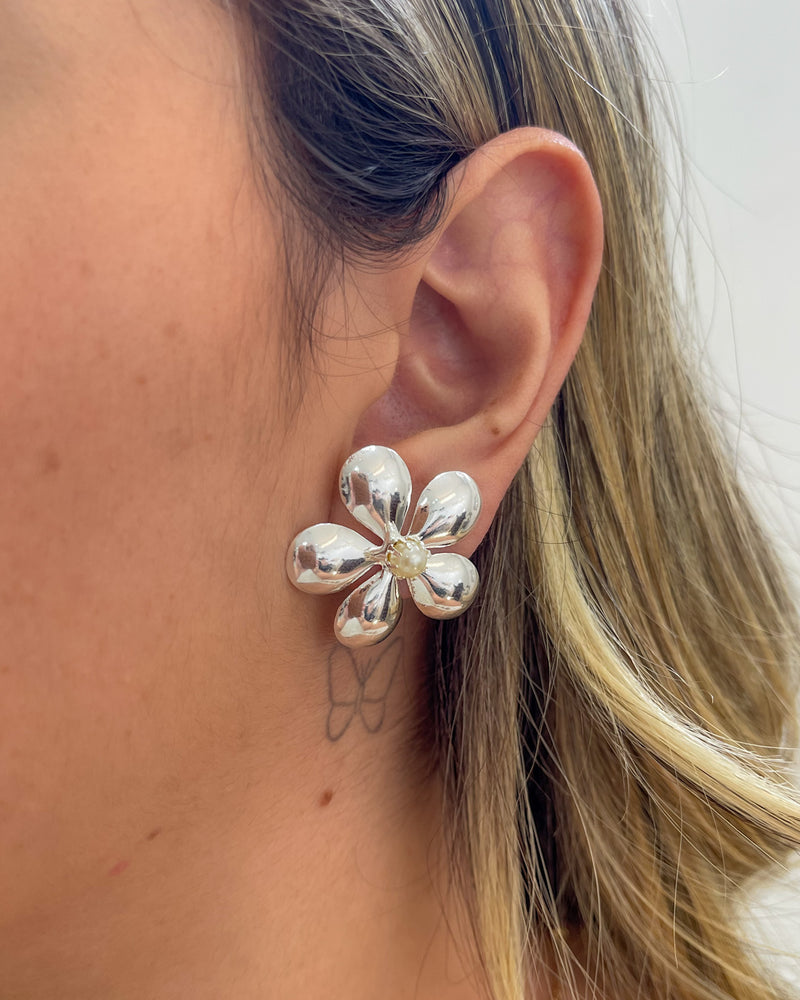 Brinco Max Flor Com Pérola - Semijoia Banhado a Prata