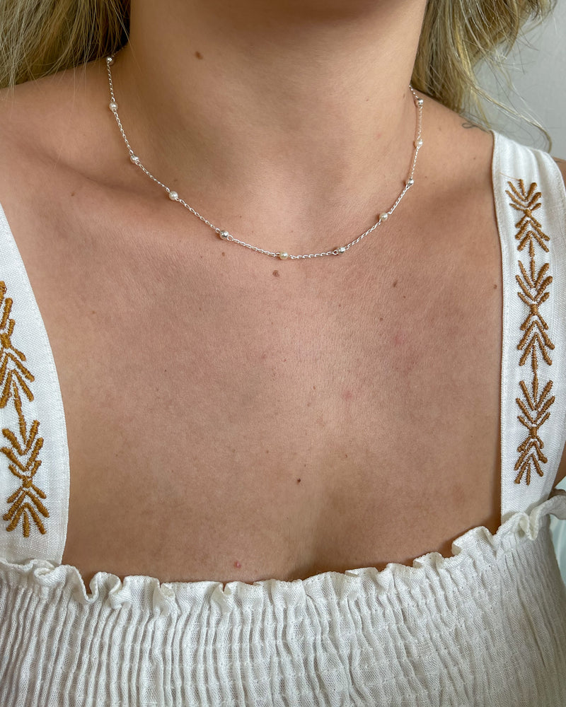 Colar Perolas e Bolinhas - Semijoia Banhado a Prata