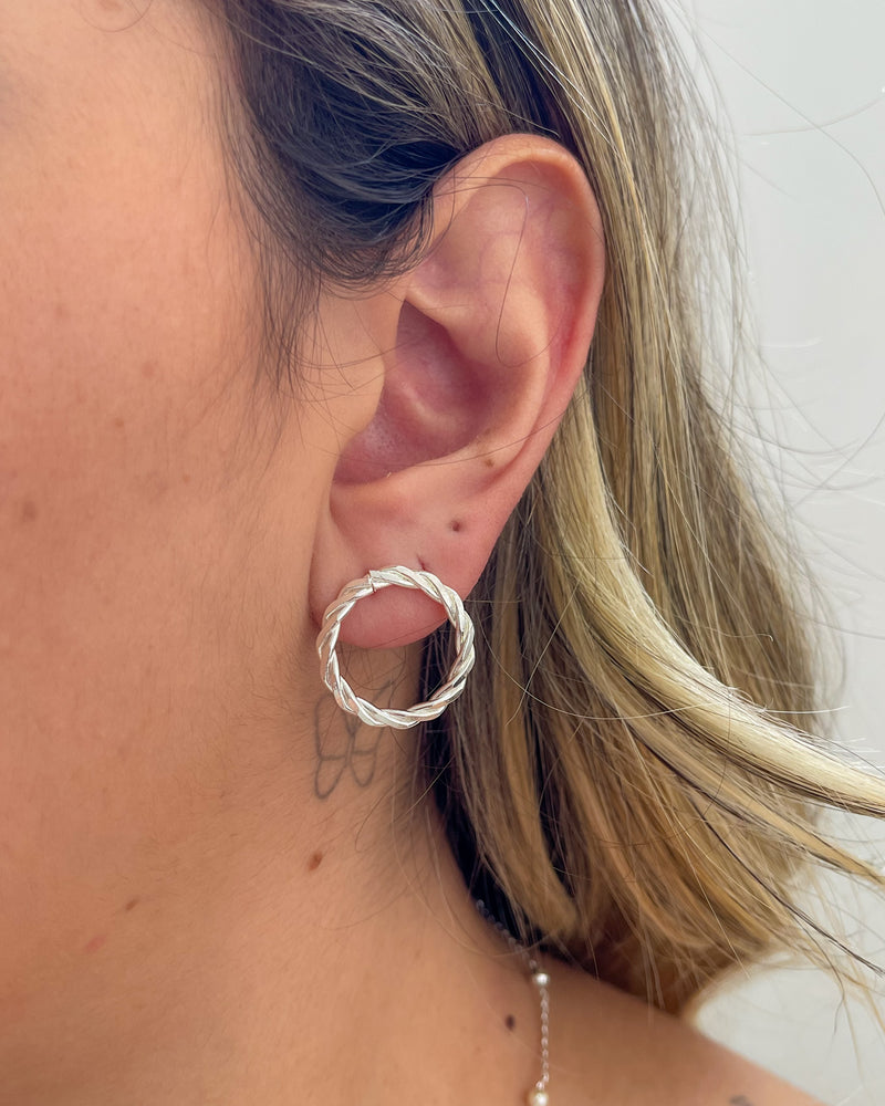 Brinco Circulo Vazado Torcido - Semijoia Banhado a Prata