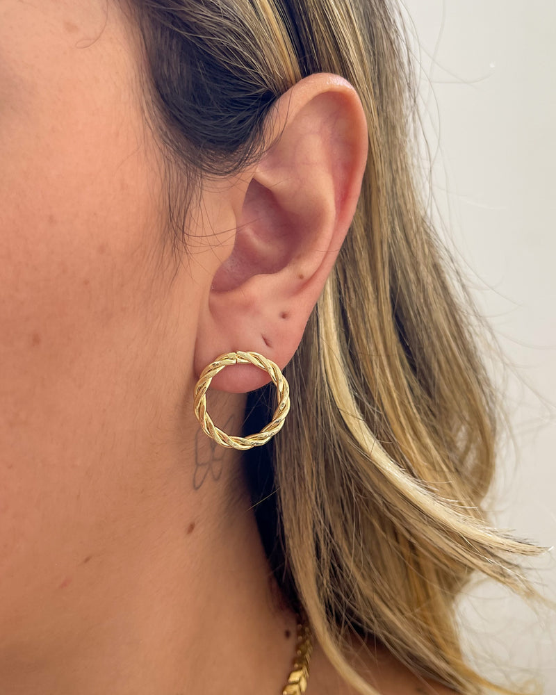 Brinco Circulo Vazado Torcido - Semijoia Banhado em Ouro 18k