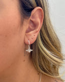 Argolinha com Pingente Abelha - Semijoia Banhado a Prata