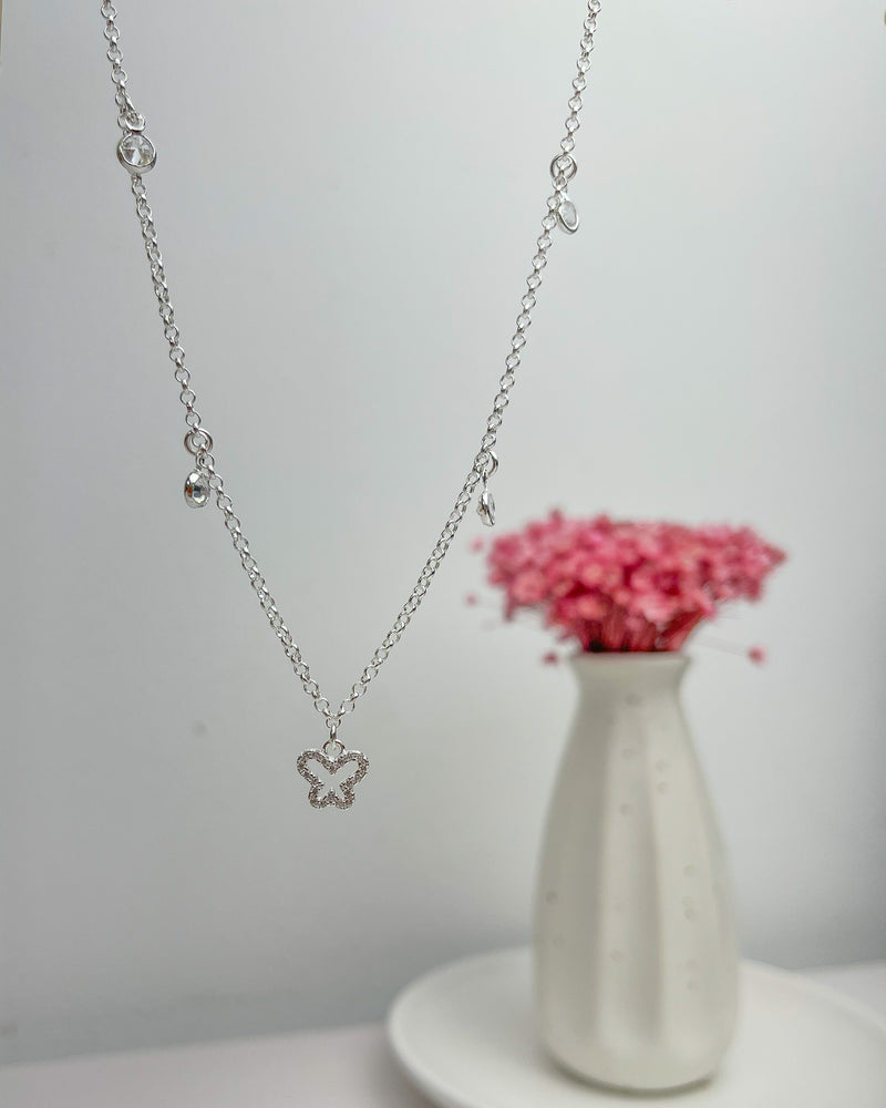 Colar Borboleta Cravejada Com Pontos de Zircônias  - Semijoia Banhado a Prata