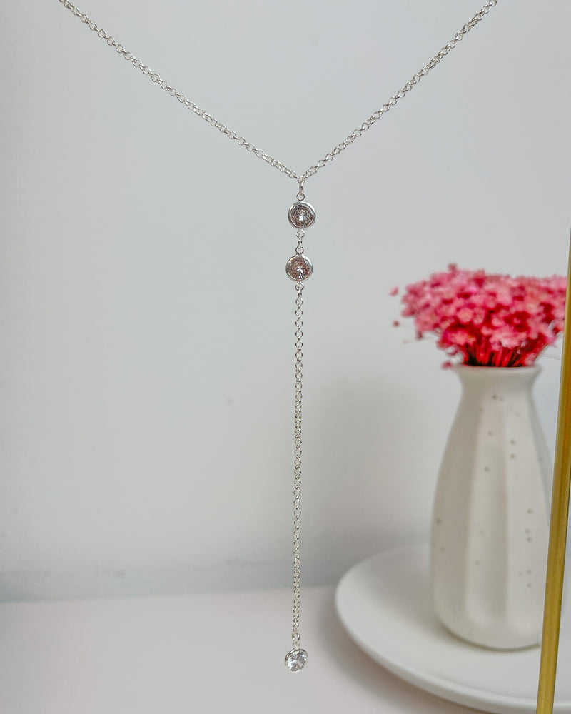 Colar Gravatinha Com Pontos de Zircônias - Semijoia Banhado a Prata