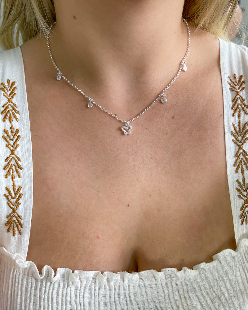Colar Borboleta Cravejada Com Pontos de Zircônias  - Semijoia Banhado a Prata