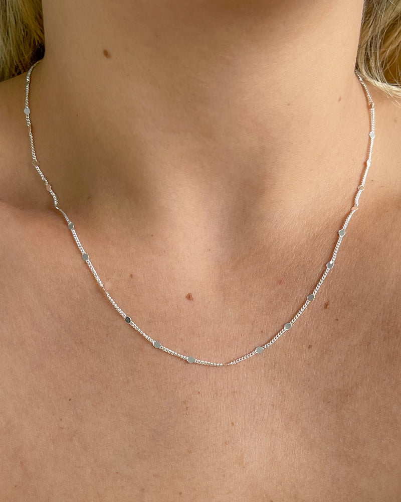 Colar Círculos Amassados - Semijoia Banhado a Prata