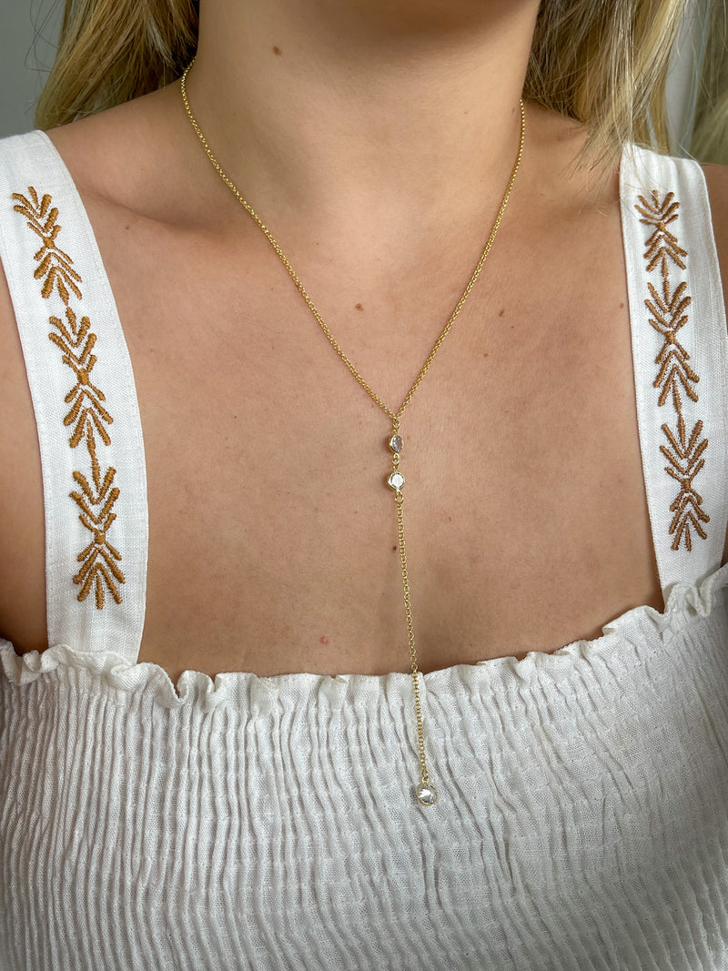 Colar Gravatinha Com Pontos de Zircônias - Semijoia Banhado em Ouro 18k