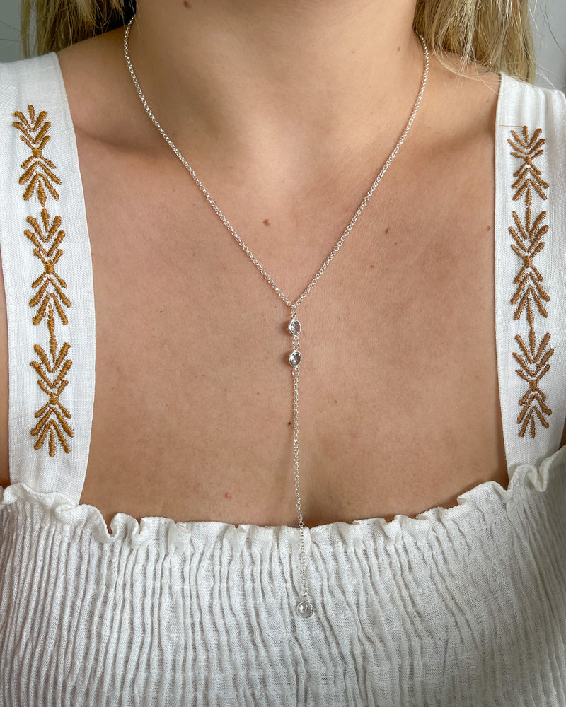 Colar Gravatinha Com Pontos de Zircônias - Semijoia Banhado a Prata