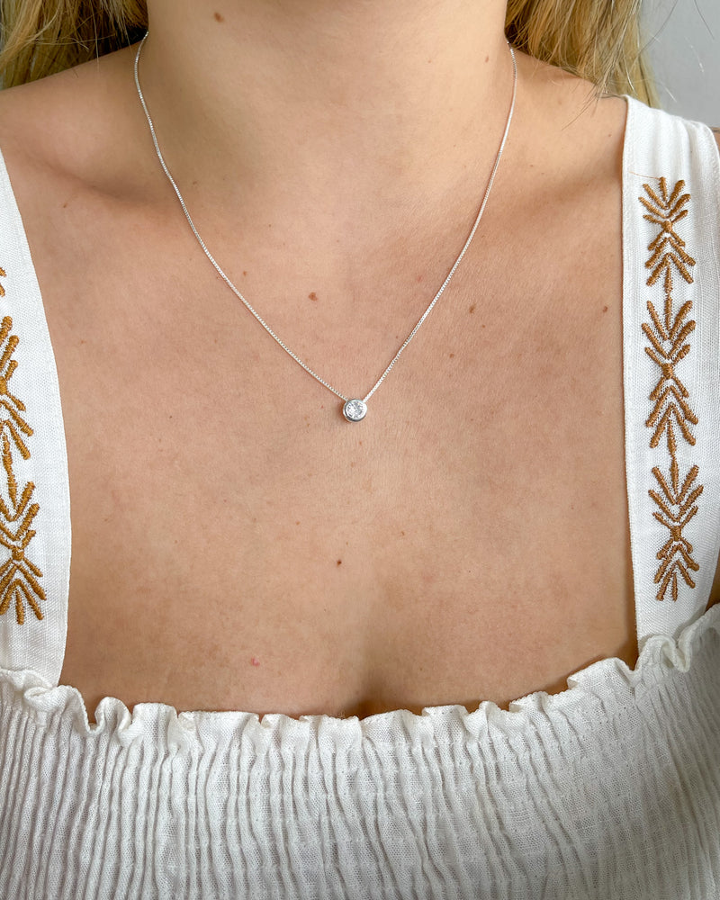 Colar Pingente Redondo Cristal - Semijoia Banhado a Prata