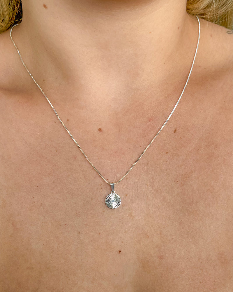 Colar Pingente Medalha Riscada - Semijoia Banhado a Prata