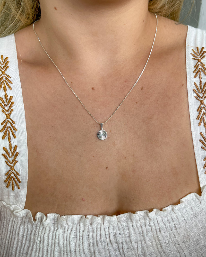 Colar Pingente Medalha Riscada - Semijoia Banhado a Prata