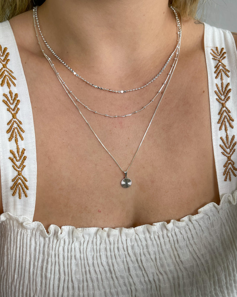 Conjunto de Colares Medalha Riscada - Semijoia Banhado a Prata