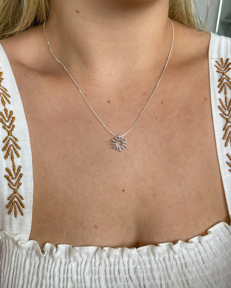 Colar Pingente Sol - Semijoia Banhado a Prata