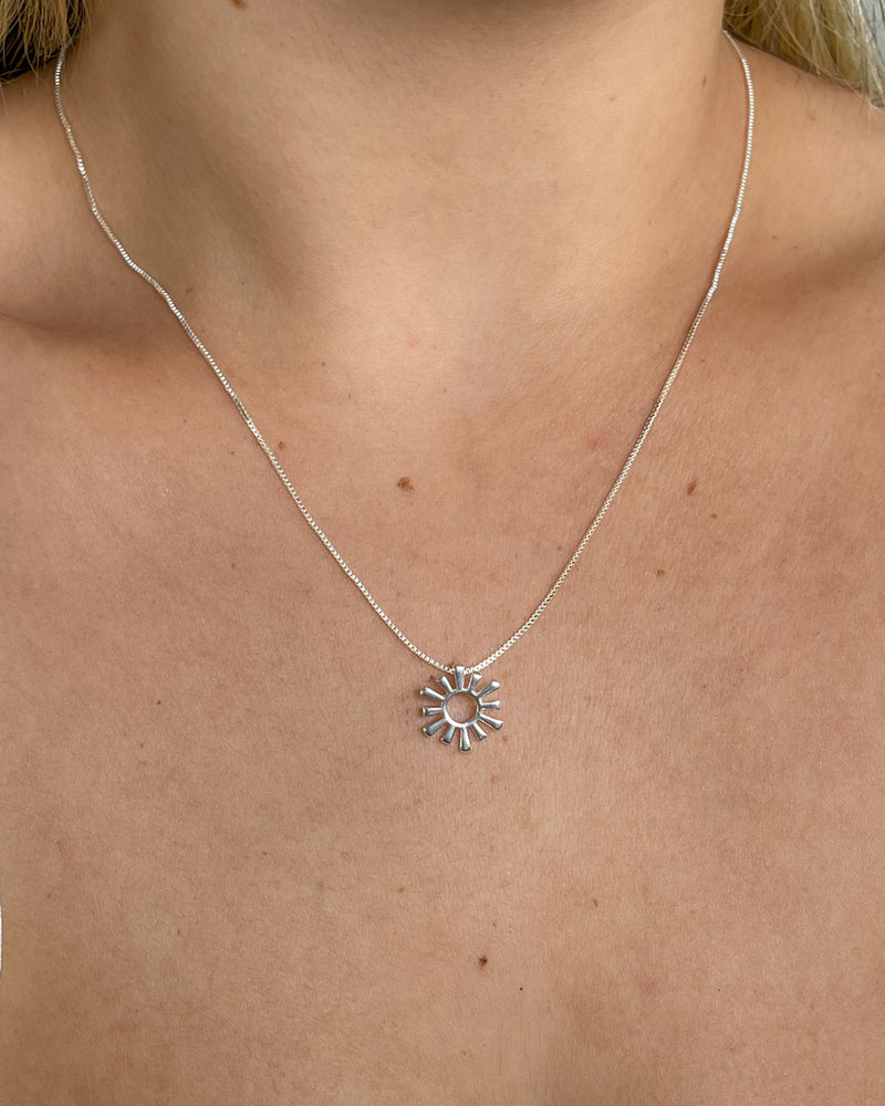 Colar Pingente Sol - Semijoia Banhado a Prata