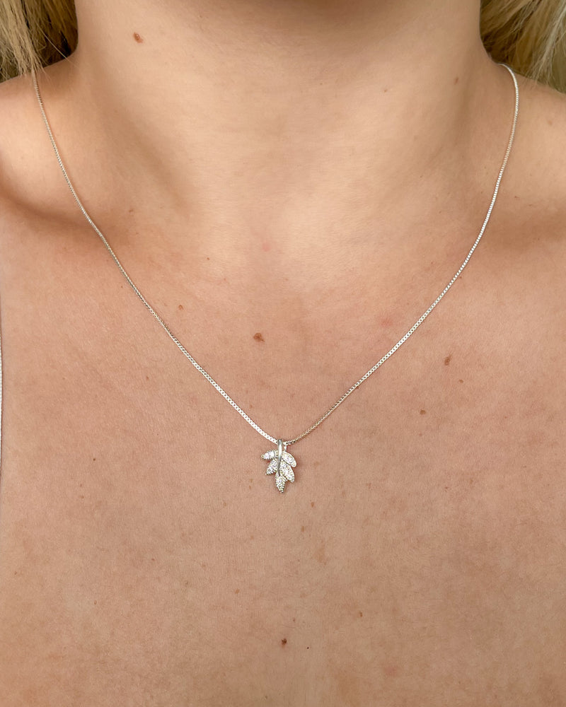Colar Pingente Folha Cravejada  - Semijoia Banhado a Prata