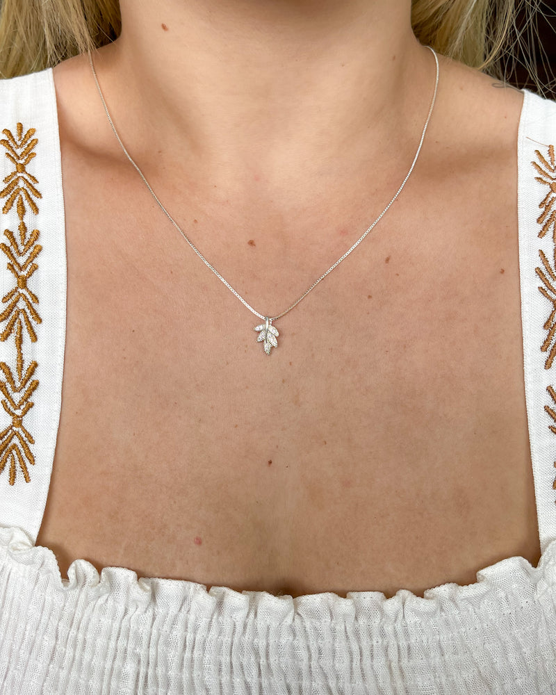 Colar Pingente Folha Cravejada  - Semijoia Banhado a Prata