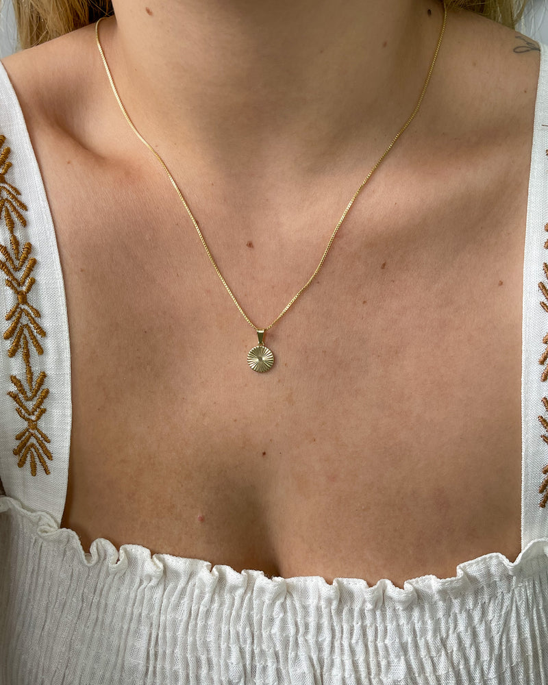 Colar Pingente Medalha Riscada - Semijoia Banhado em Ouro 18k