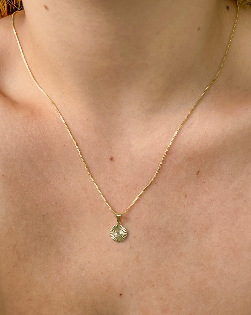 Colar Pingente Medalha Riscada - Semijoia Banhado em Ouro 18k