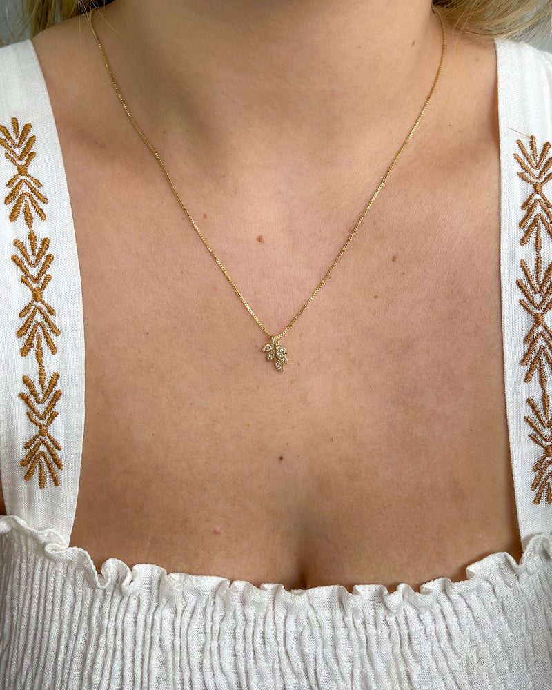 Colar Pingente Folha Cravejada - Semijoia Banhado em Ouro 18k