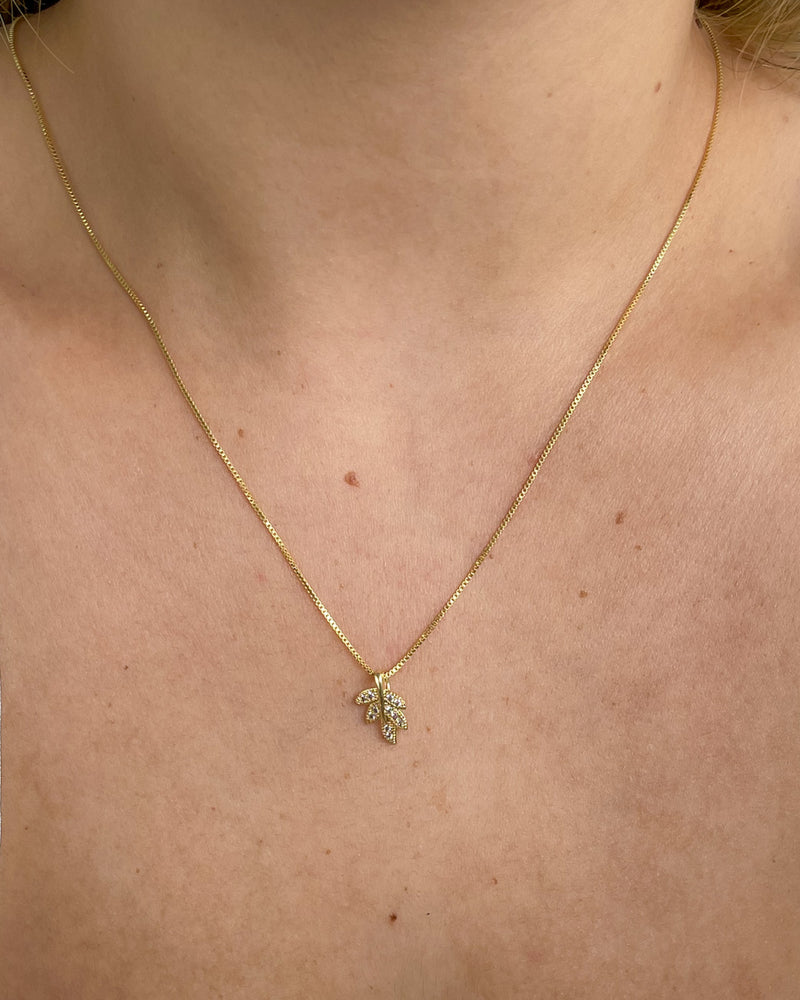 Colar Pingente Folha Cravejada - Semijoia Banhado em Ouro 18k