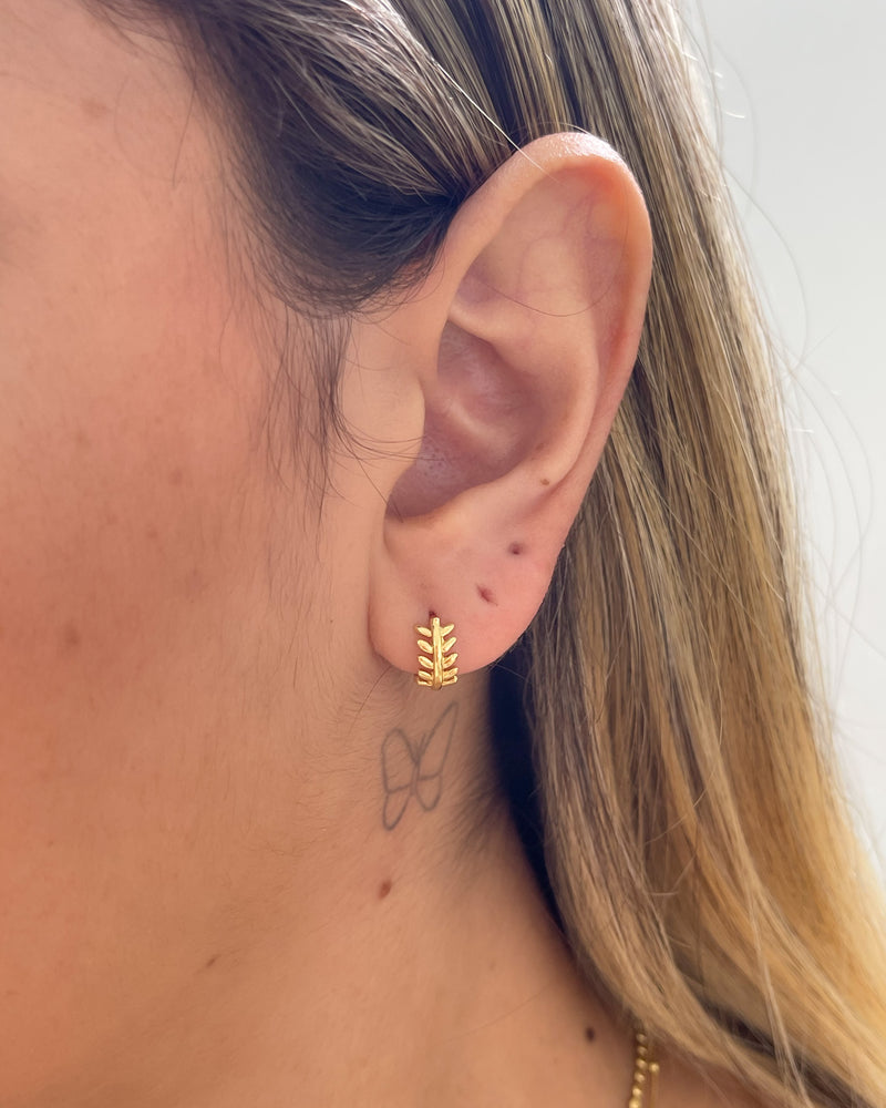 Argolinha com Pingente Raminhos - Semijoia Banhado em Ouro 18k