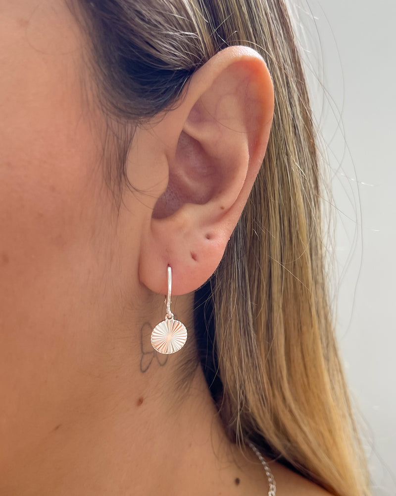 Argolinha com Pingente Moeda Riscada - Semijoia Banhado a Prata