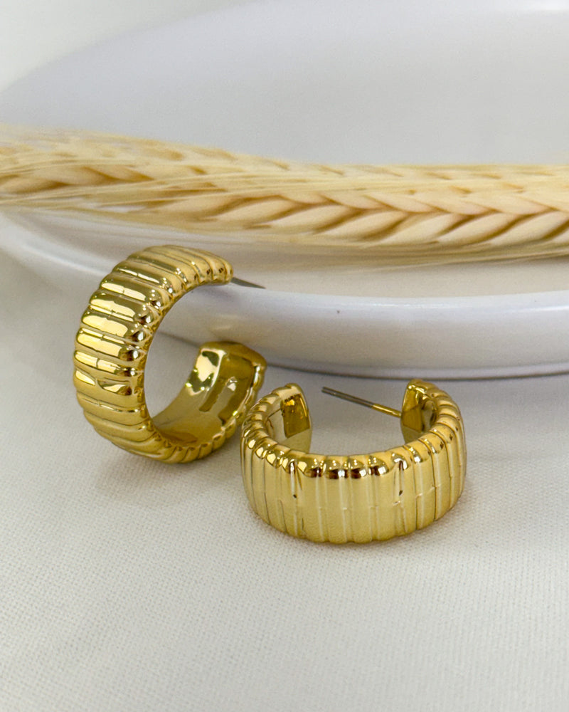 Meia Argola Riscada - Semijoia Folheada a Ouro 18k