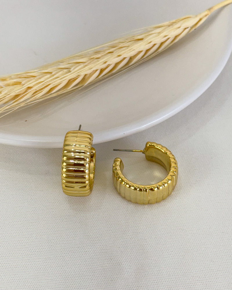 Meia Argola Riscada - Semijoia Folheada a Ouro 18k