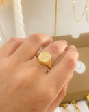 Anel Regulável de Letra Cravejado - Dourado - Áurea Acessórios