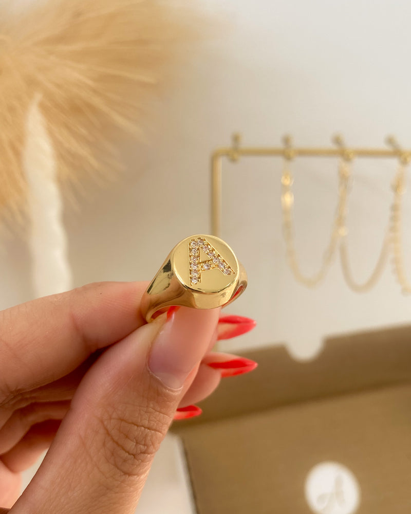 Anel Regulável de Letra Cravejado - Dourado - Áurea Acessórios