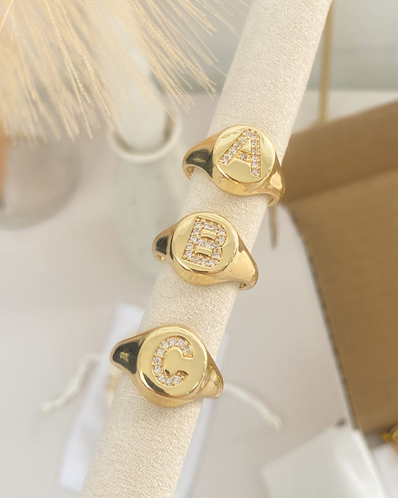 Anel Regulável de Letra Cravejado - Dourado - Áurea Acessórios