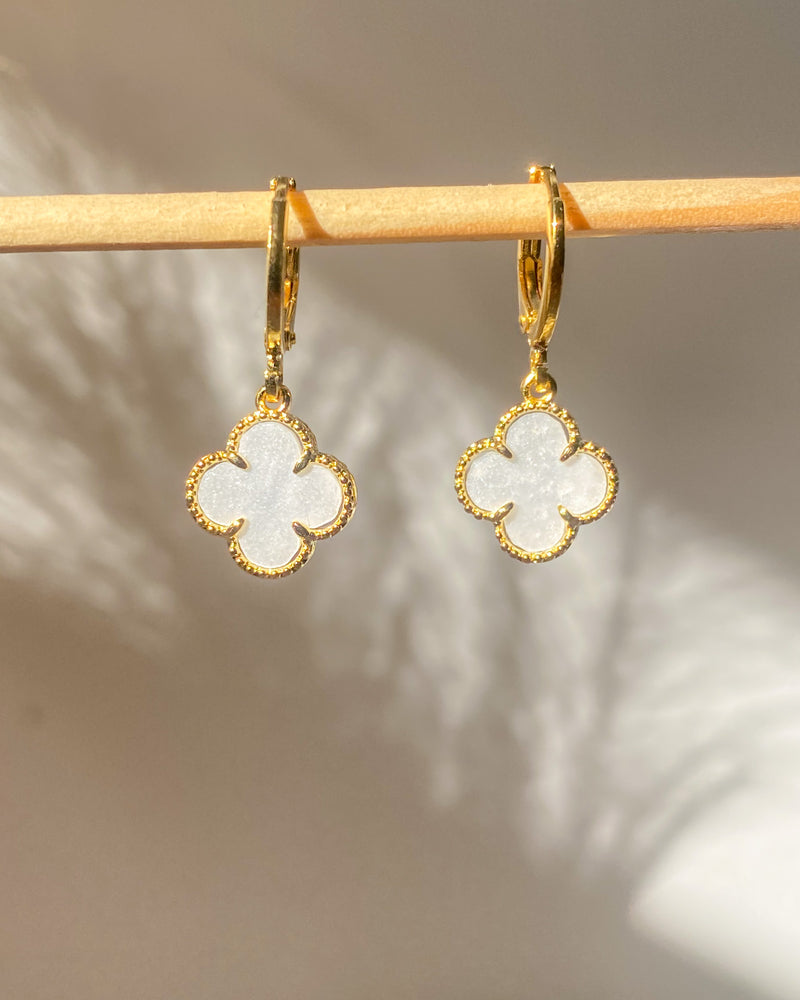 Argola de Trevo Inspiração - Madrepérola - Áurea Acessórios