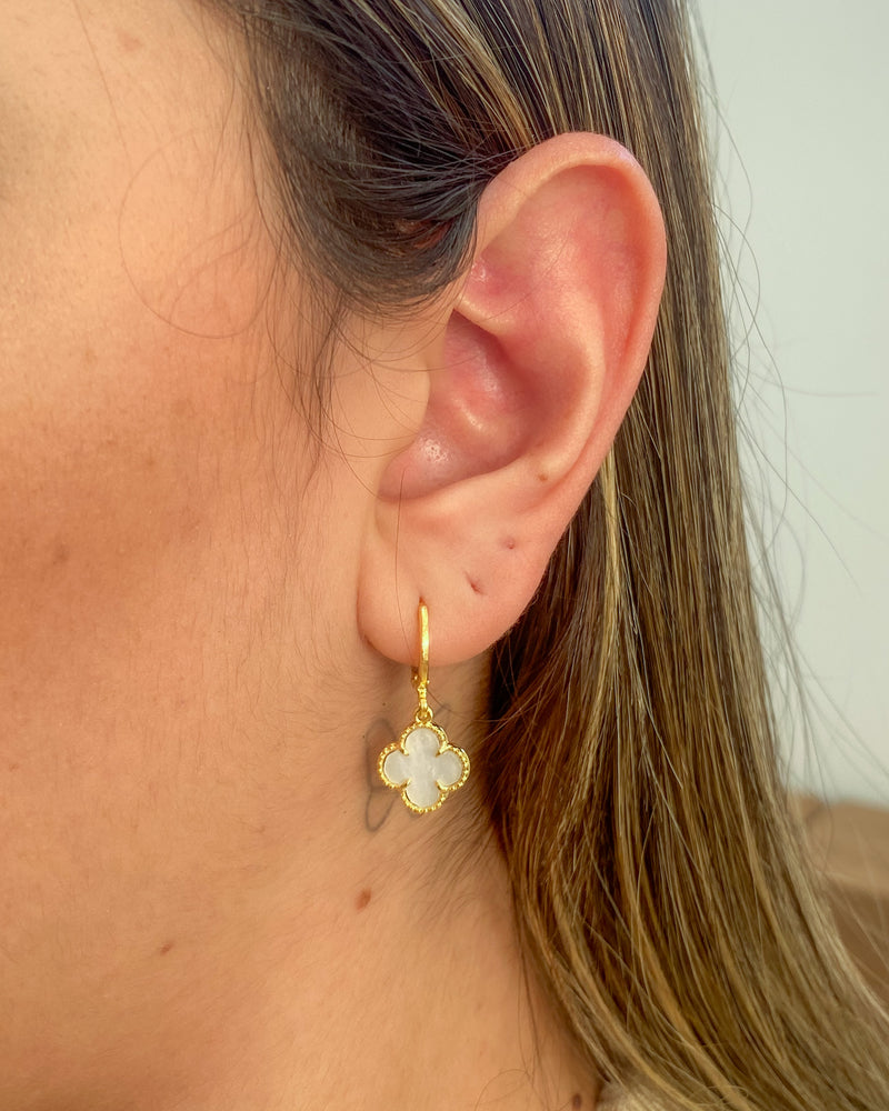 Argola de Trevo Inspiração - Madrepérola - Áurea Acessórios