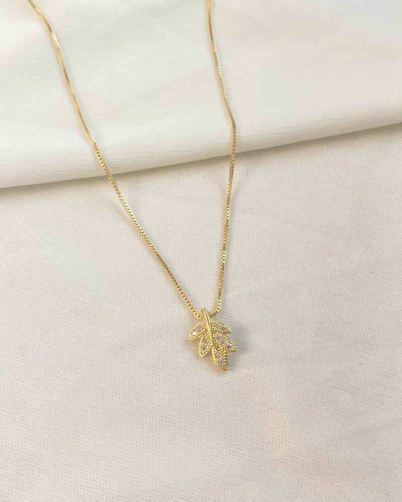 Colar Pingente Folha Cravejada - Semijoia Banhado em Ouro 18k