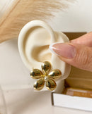 Brinco Max Flor Com Pérola - Semijoia Banhado em Ouro 18k