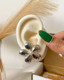 Brinco Max Flor Com Pérola - Semijoia Banhado a Prata