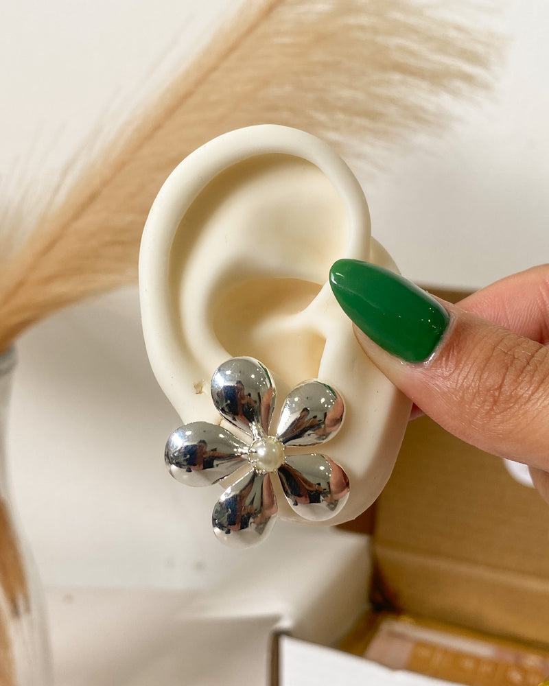 Brinco Max Flor Com Pérola - Semijoia Banhado a Prata